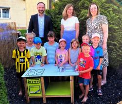 Caritas-Kita Maria Königin in Ahrbergen erhält Matschküche von der Volksbank